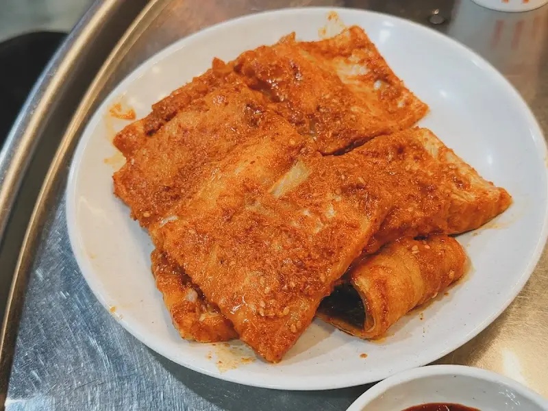 매콤한 양념으로 맛을 낸 돼지껍데기 볶음