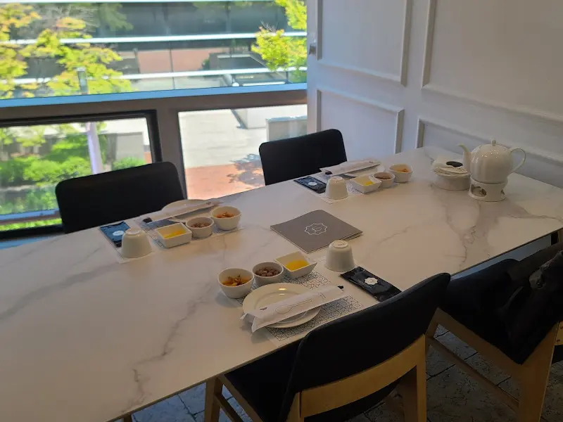 깔끔하게 정돈된 테이블 세팅