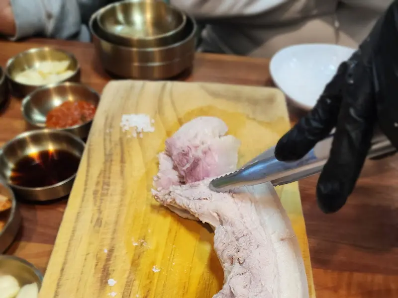 사장님이 직접 돔베고기를 썰어주는 모습