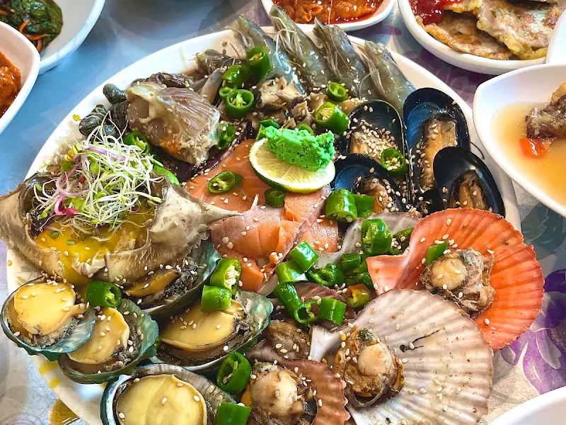 신선한 해산물이 가득한 해물모듬간장게장의 화려한 비주얼