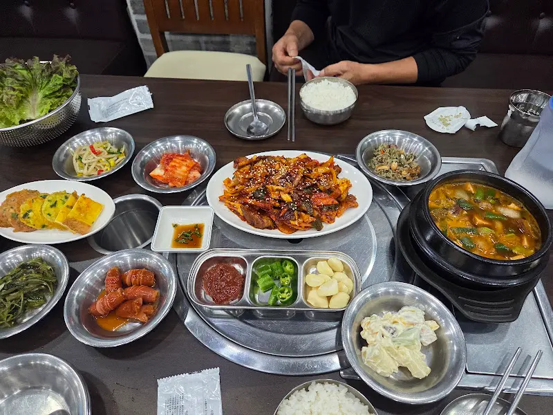 주물럭과 함께 제공되는 다양한 곁들임