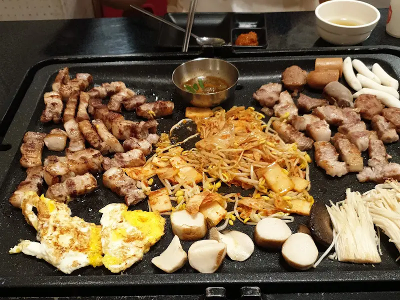 돌판 위 삼겹살, 김치, 버섯, 소시지