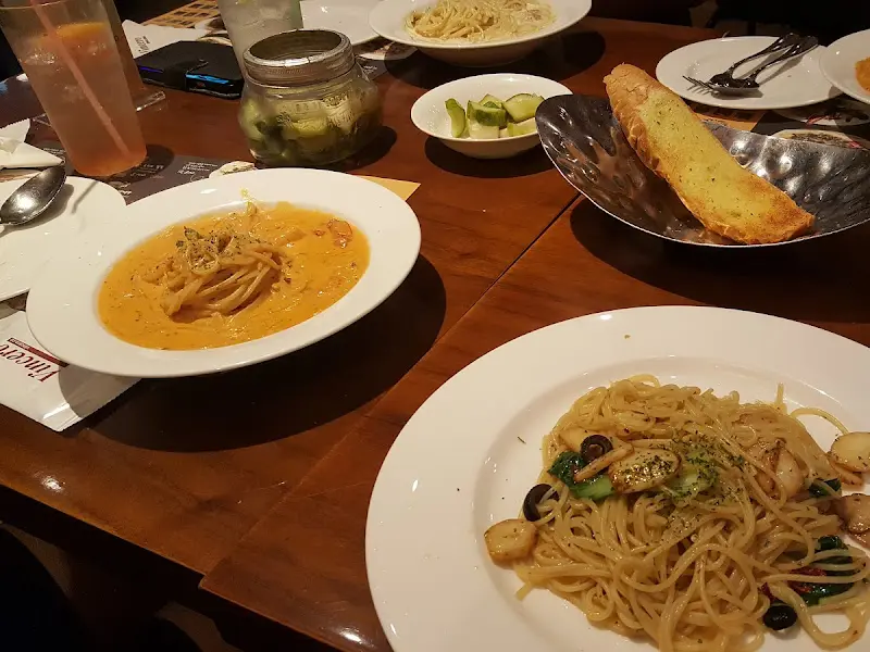 다양한 메뉴가 차려진 테이블