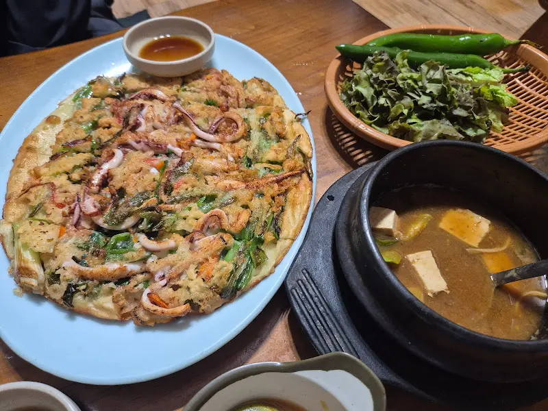 해산물이 듬뿍 들어간 해물파전