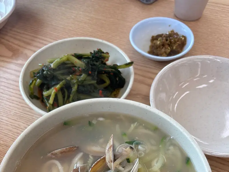 칼국수와 열무김치의 조화