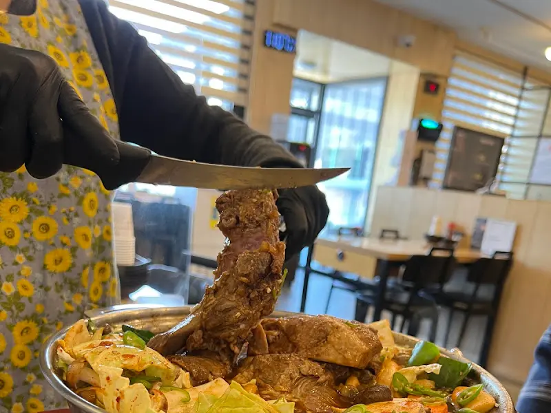 갈빗대를 들어올려 자르는 모습