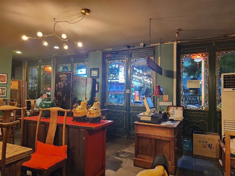 고풍스러운 분위기의 팔선생 내부