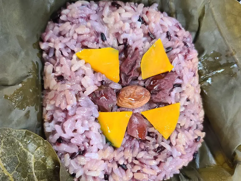 연잎에 쌓여진 연잎밥의 모습