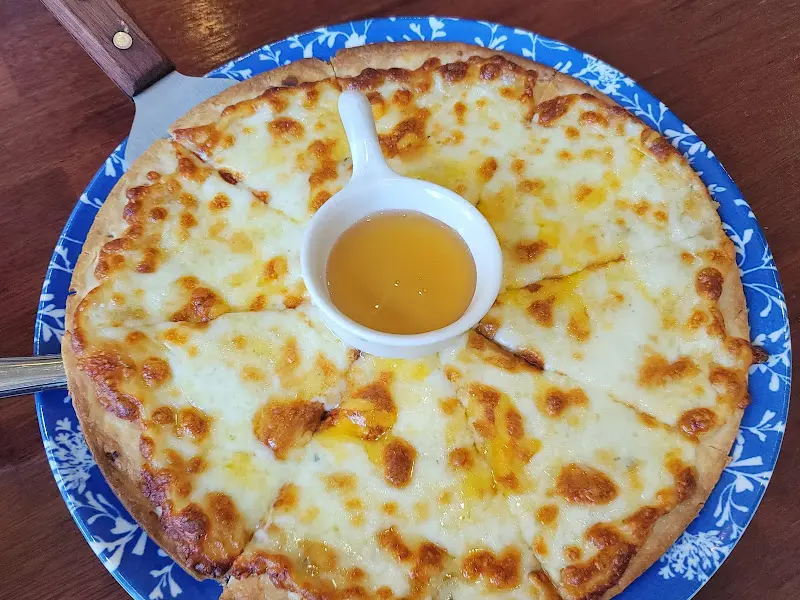 노릇하게 구워진 피자