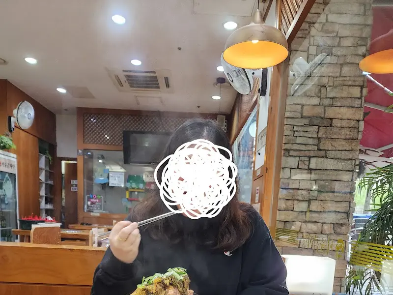 식사를 즐기는 손님