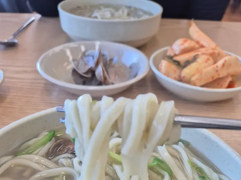 칼국수와 알타리무 김치, 바지락 껍데기의 조화