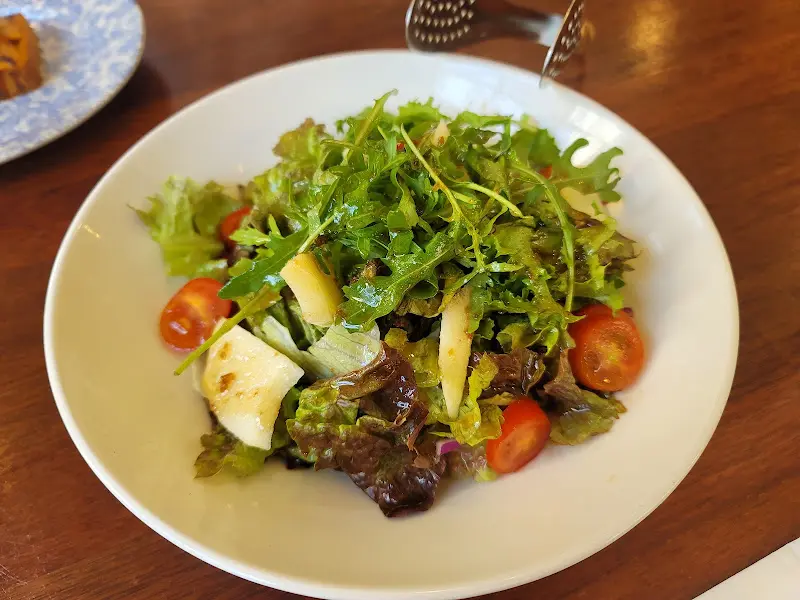 싱싱한 채소가 듬뿍 담긴 샐러드