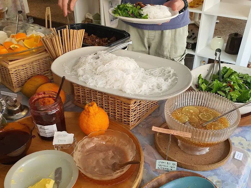 정갈하게 담긴 쌀국수와 채소