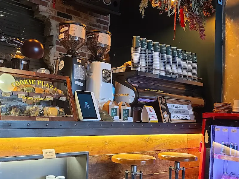 커피플라자의 카운터와 커피 머신