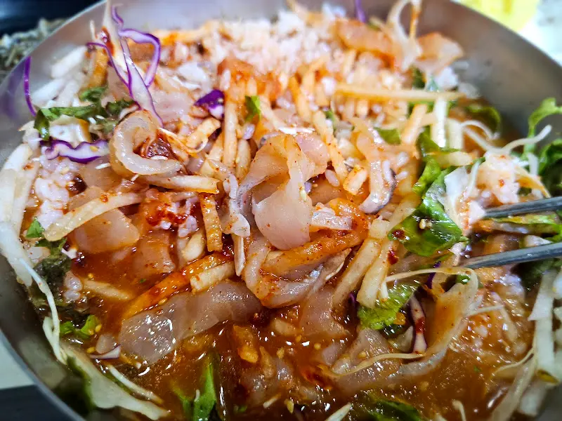 살얼음 육수에 비벼진 물회의 모습