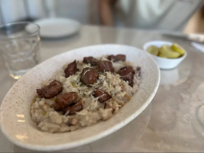 육즙 가득한 스테이크가 올려진 버섯 리조또