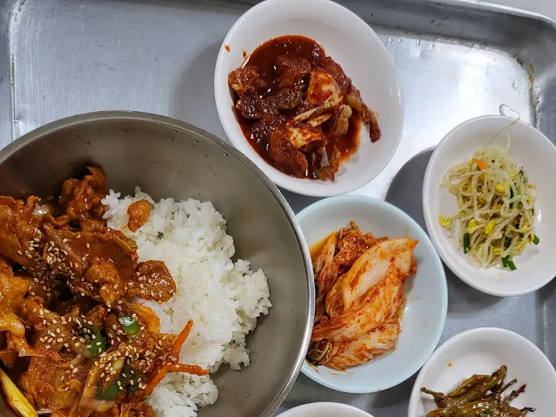 윤기가 자르르 흐르는 주물럭 덮밥