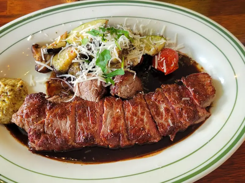 육즙 가득한 스테이크와 구운 채소