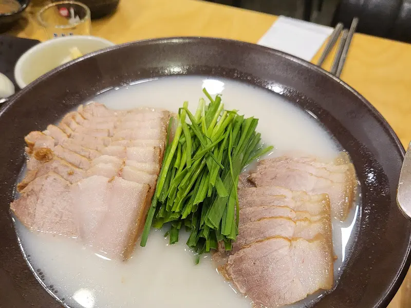 수육과 김치가 담긴 접시