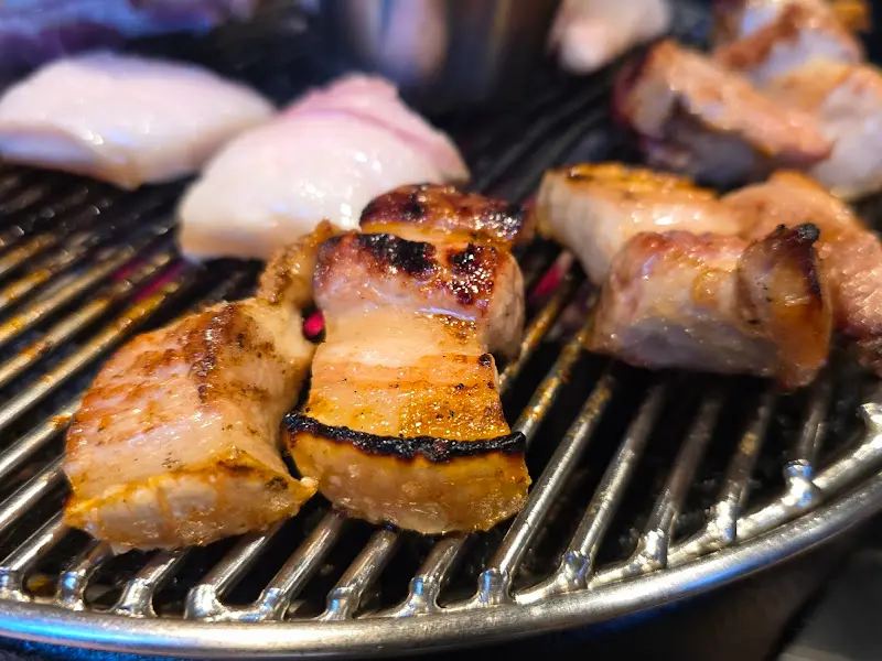 숯불 위에서 익어가는 흑돼지