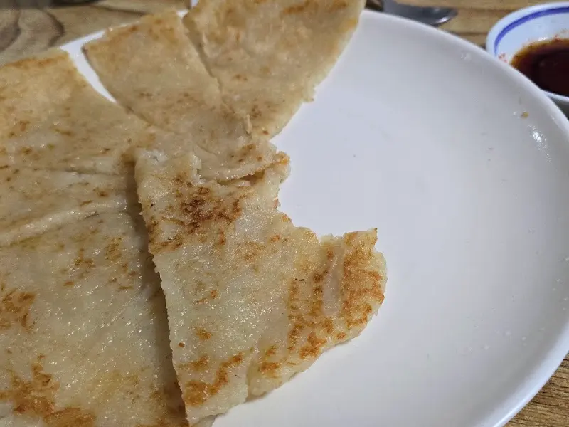 먹기 좋게 잘린 감자전