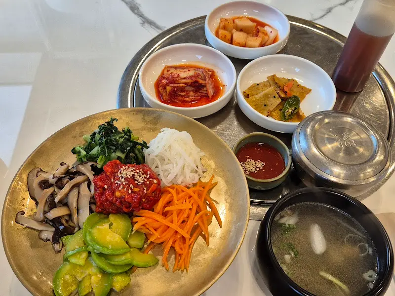 정갈하게 차려진 육회비빔밥 한 상