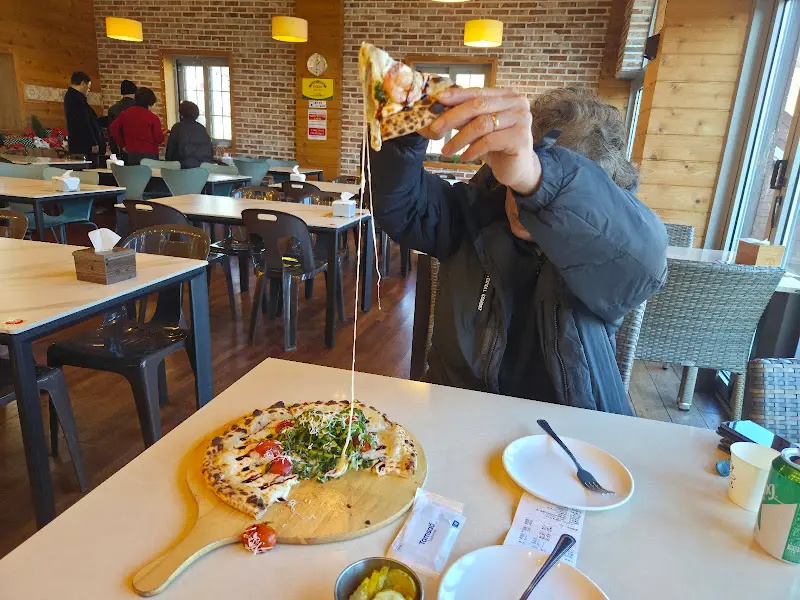 피자를 들고 치즈 늘어짐을 보여주는 모습