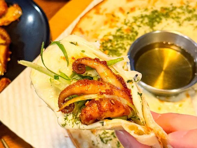 쭈꾸미를 피자에 싸서 먹는 환상의 조합