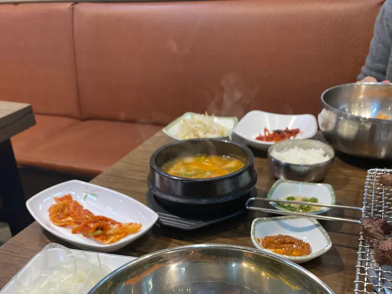 선지국, 김치, 콩나물 등 다양한 밑반찬