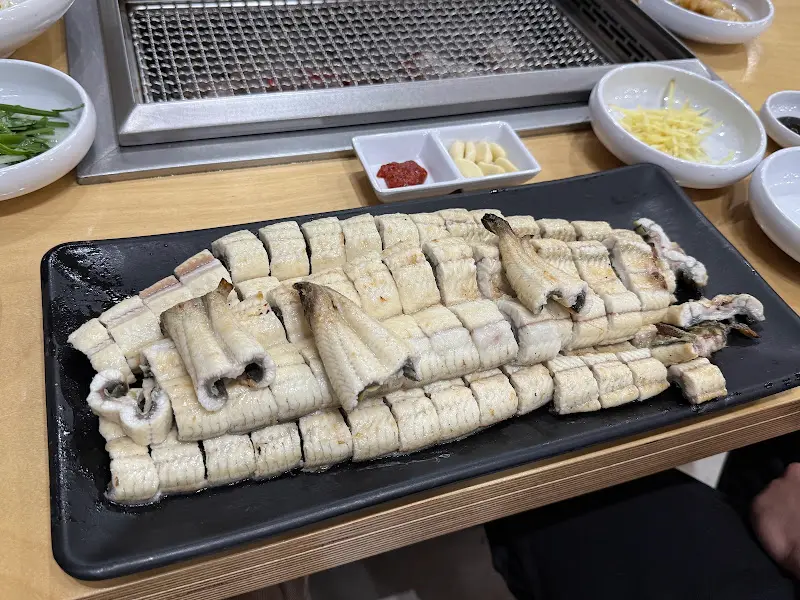 초벌된 장어의 모습