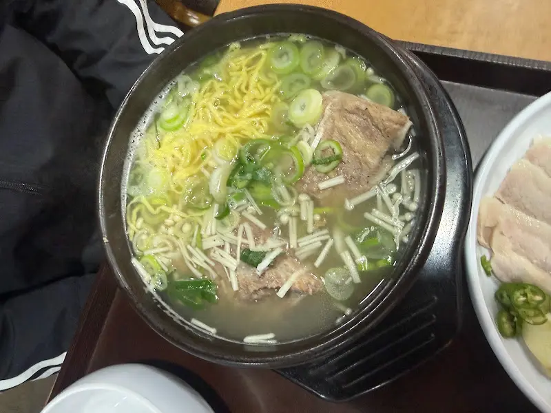 푸짐한 뼈와 쫄깃한 면발이 조화로운 뼈칼국수