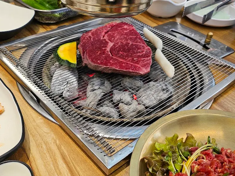 숯불 위에 올려진 밤새먹소 등심