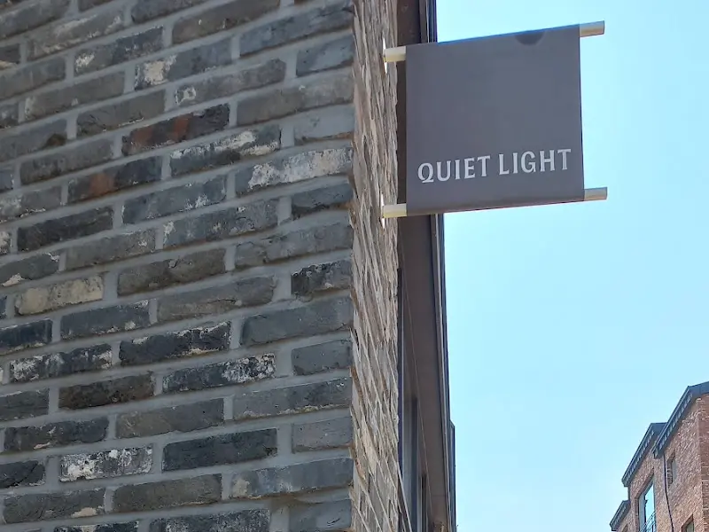 콰이어트라이트 외부 간판