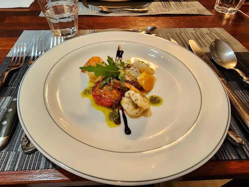 새우와 채소가 어우러진 샐러드