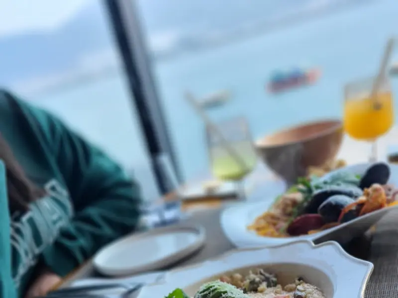 바다를 배경으로 놓여진 파스타와 음료