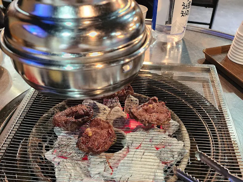 숯불 위에서 익어가는 고기