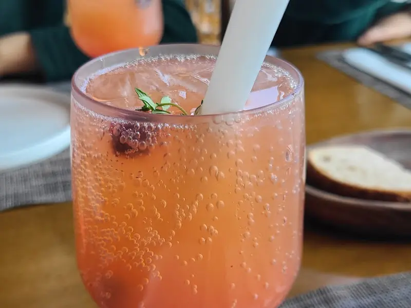 상큼한 과일이 들어간 음료