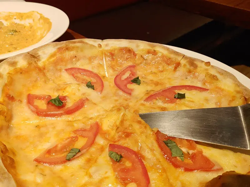 피자를 자르는 모습