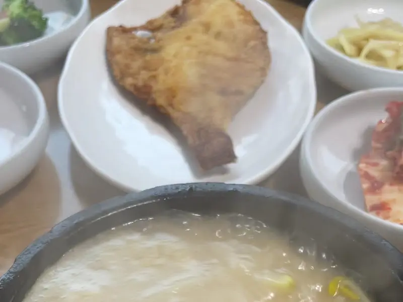 가자미 구이를 포함한 감나무식당의 밑반찬