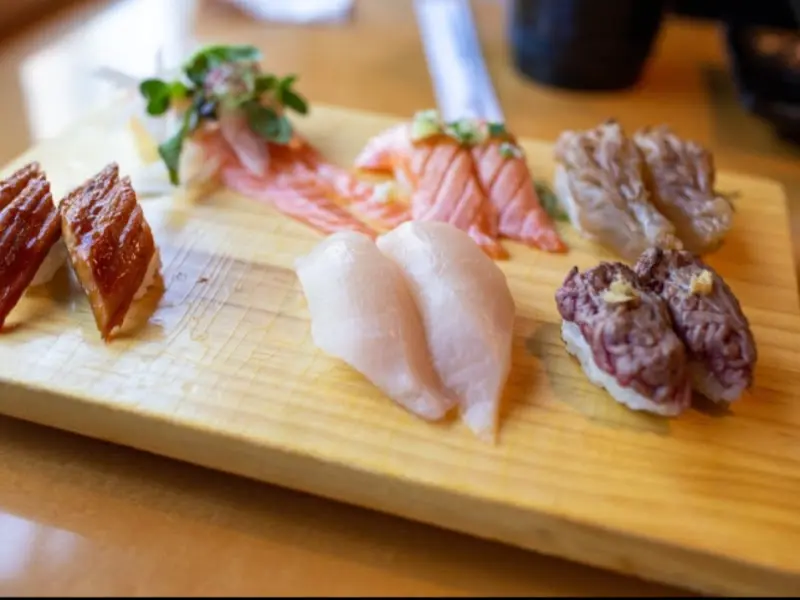 테이블 위에 가지런히 놓인 초밥 세트