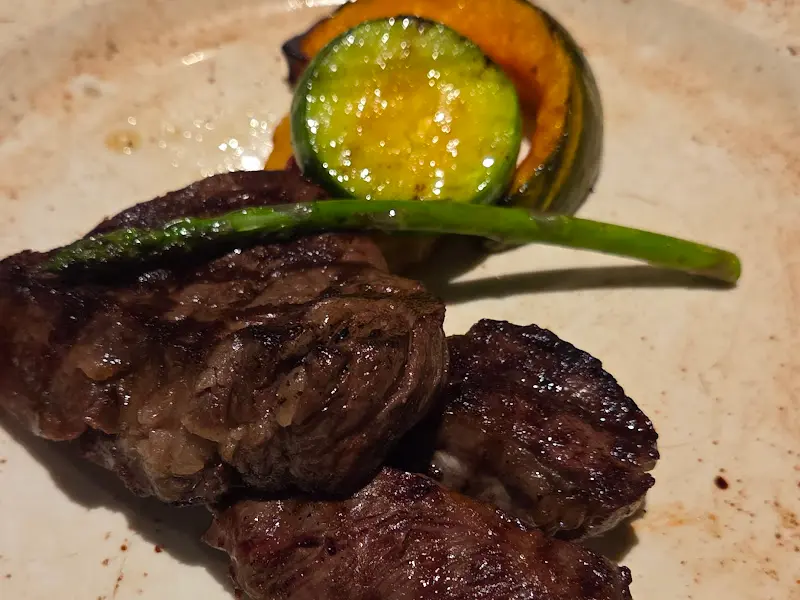 미디엄 레어로 구워진 스테이크