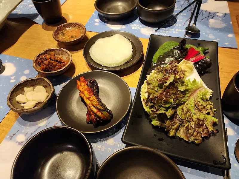 정갈하게 담긴 밑반찬들