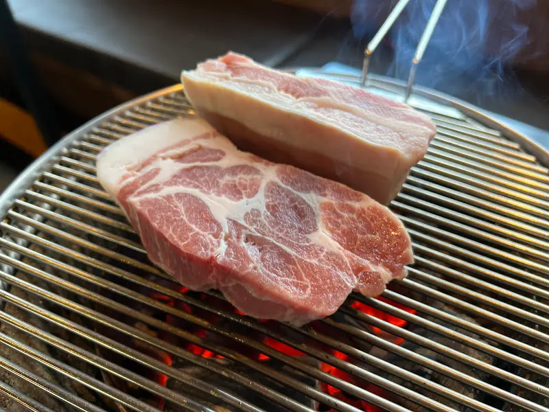 불판 위에 올려진 흑돼지