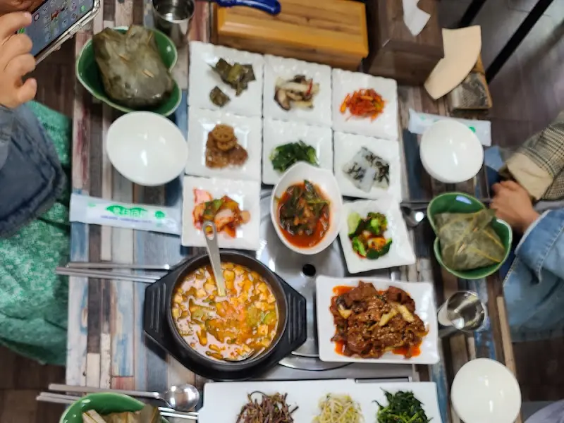 연잎밥과 다양한 반찬들이 테이블 가득 놓여진 모습