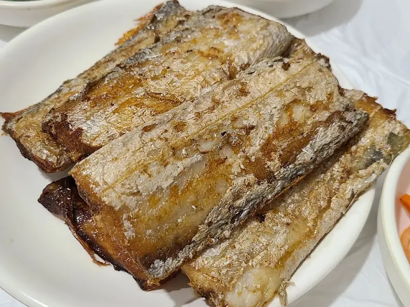 노릇노릇 구워진 갈치구이