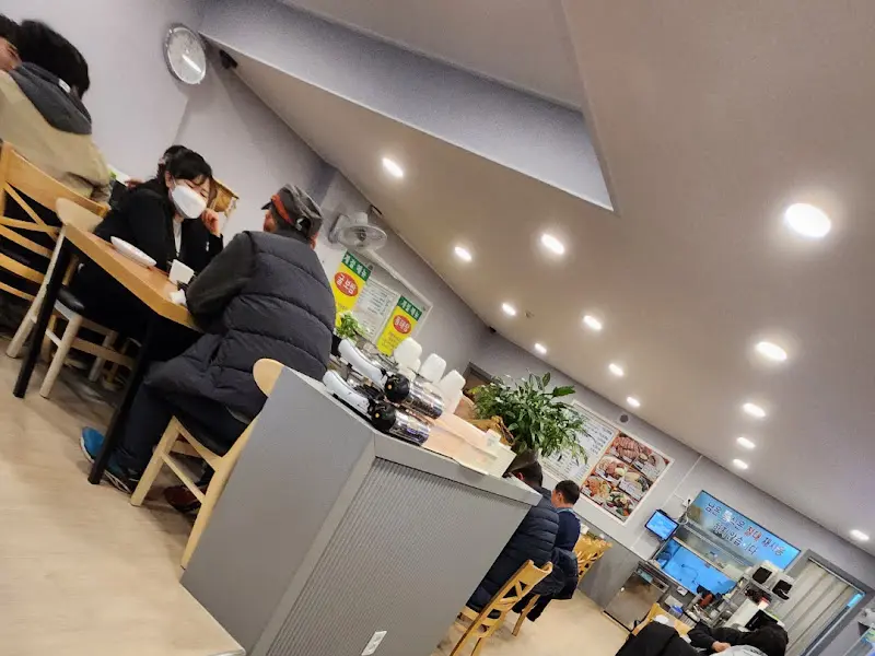 깔끔하게 정돈된 식당 내부