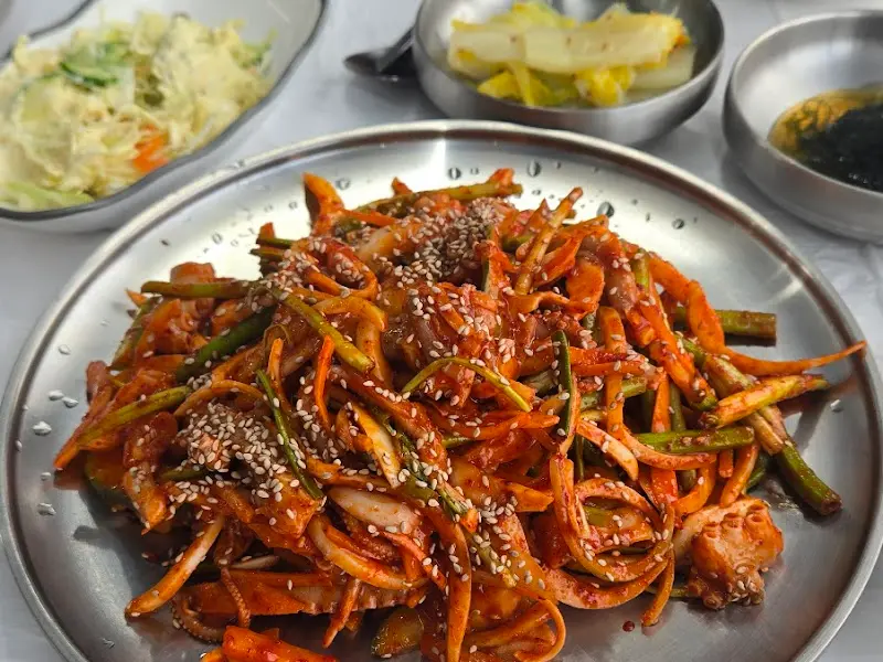 윤기가 흐르는 매콤한 낙지볶음 한 상