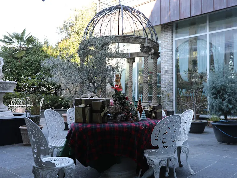 정원에 설치된 테이블