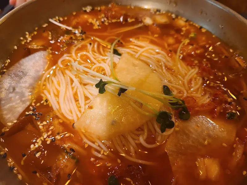 매콤한 양념이 돋보이는 김치말이국수