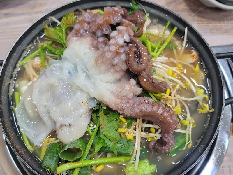 살아있는 듯 꿈틀거리는 참문어가 해물탕 위에 얹어져 있다.